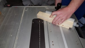 Die Gehrungen werden auf der Tischkreissäge oder mit der Gehrungssäge geschnitten.