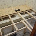 Balkenunterbau im Duschraum