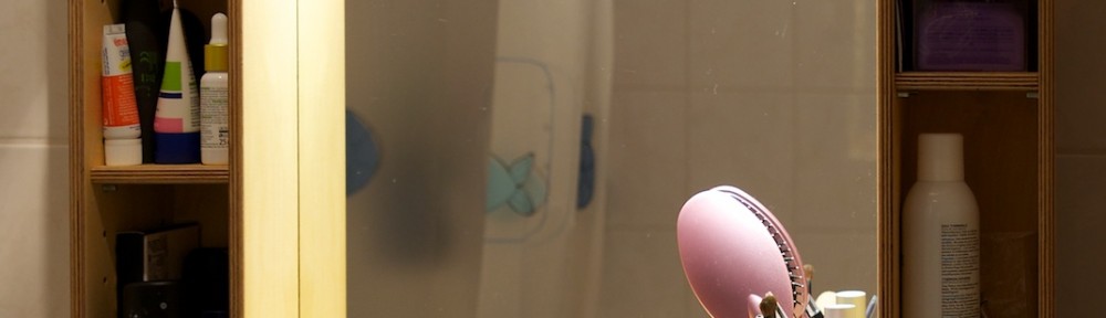 Spiegelschrank mit Schubladen